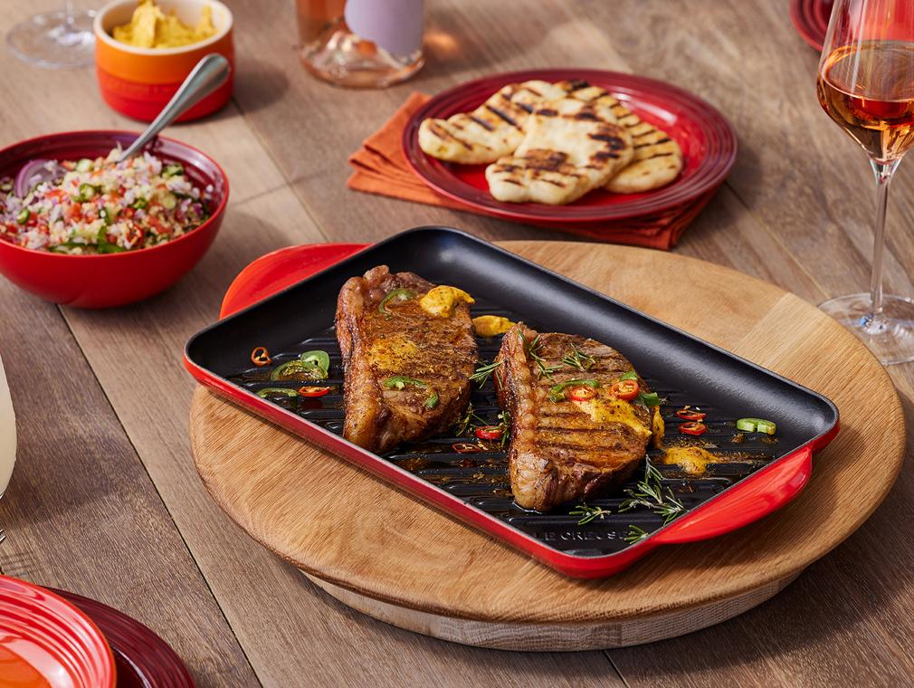 Grillad biff med tunnbröd på två ingredienser