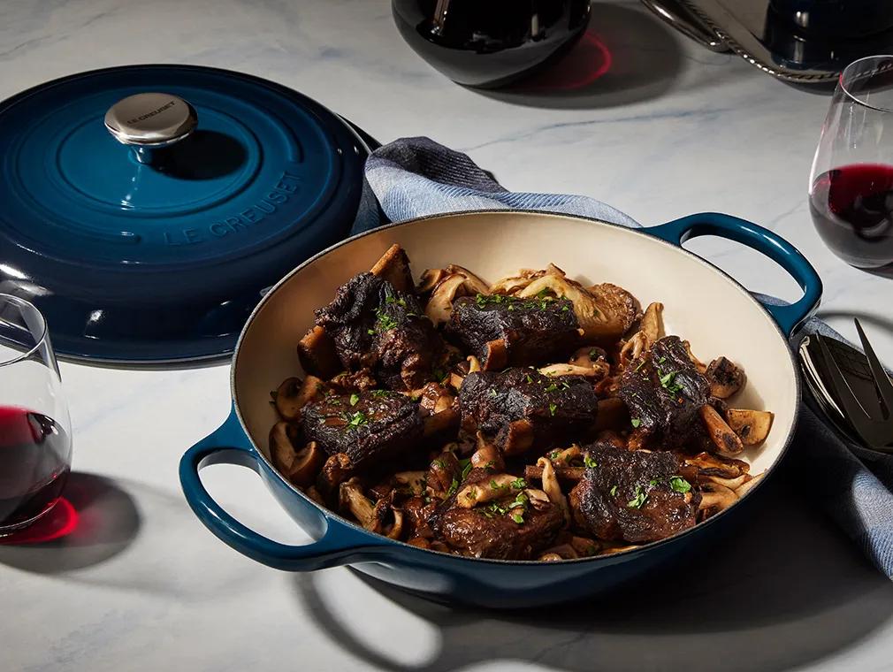 Bräserade short ribs med svamp, vitlök och örter