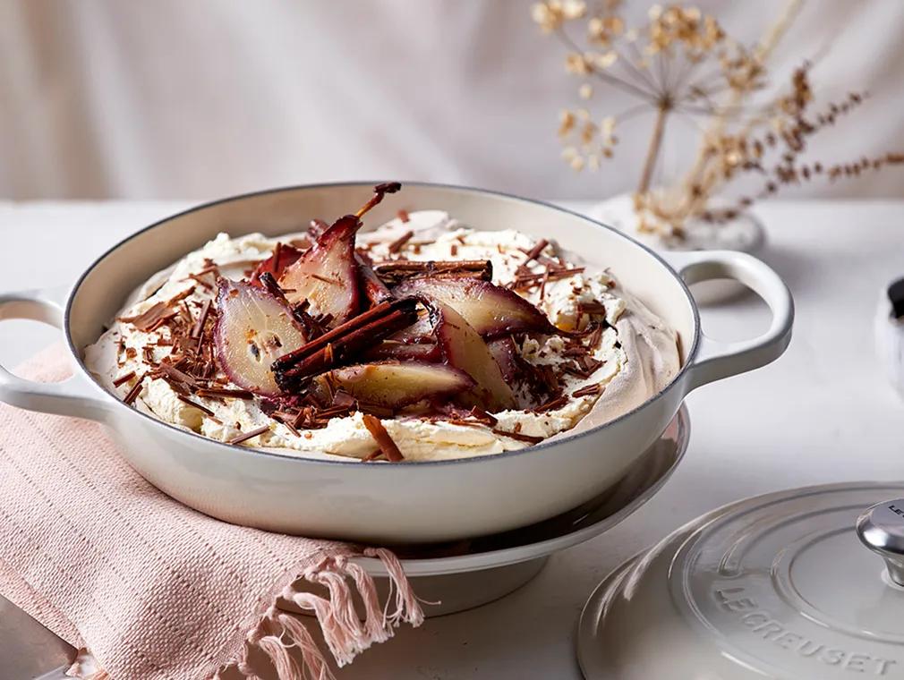 Chokladpavlova med rödvinspocherade päron