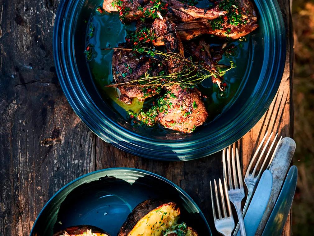 Grillade dovhjortskotletter med glödbakad potatis och karljohansmör