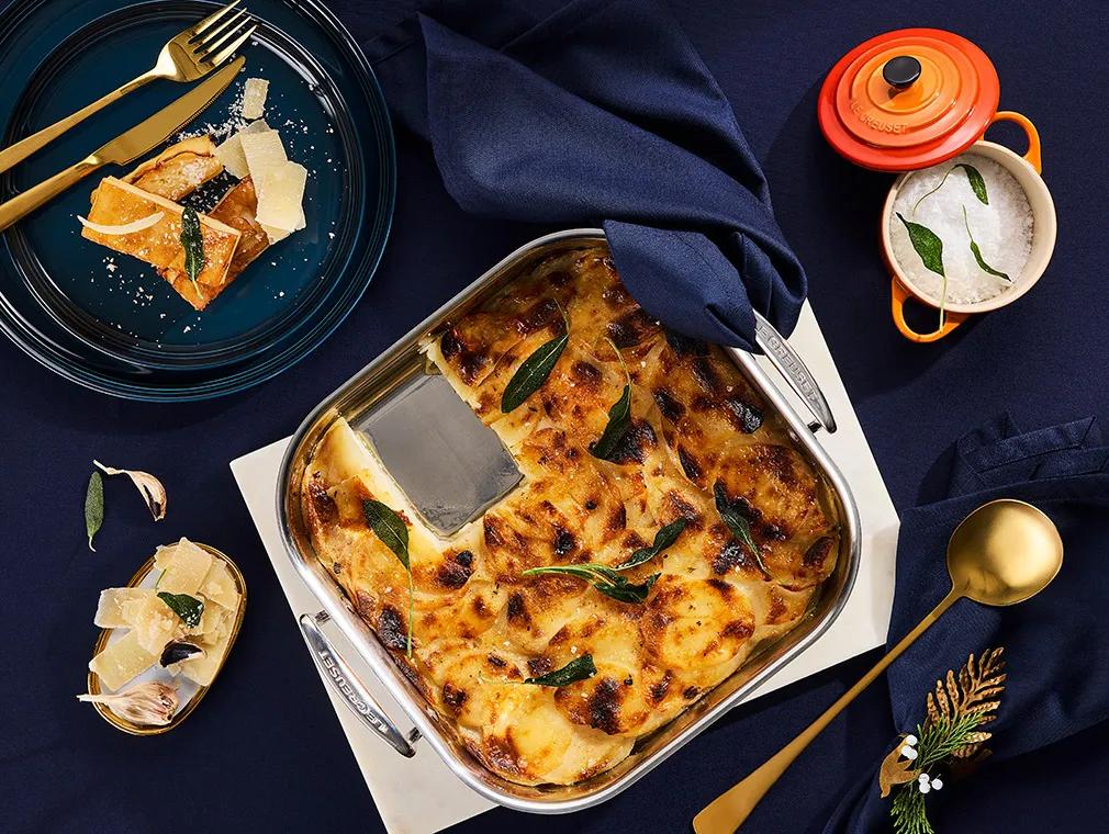 Potatisstapel med svart vitlök och örter