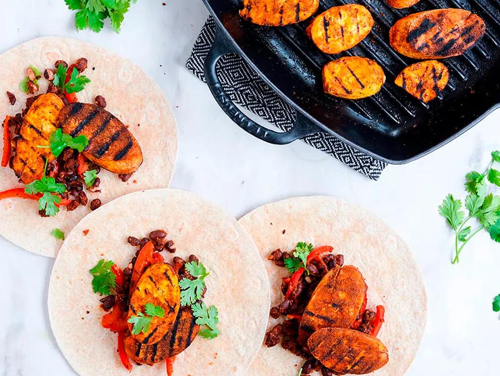 Wraps med kryddiga kokbananer och svarta bönor