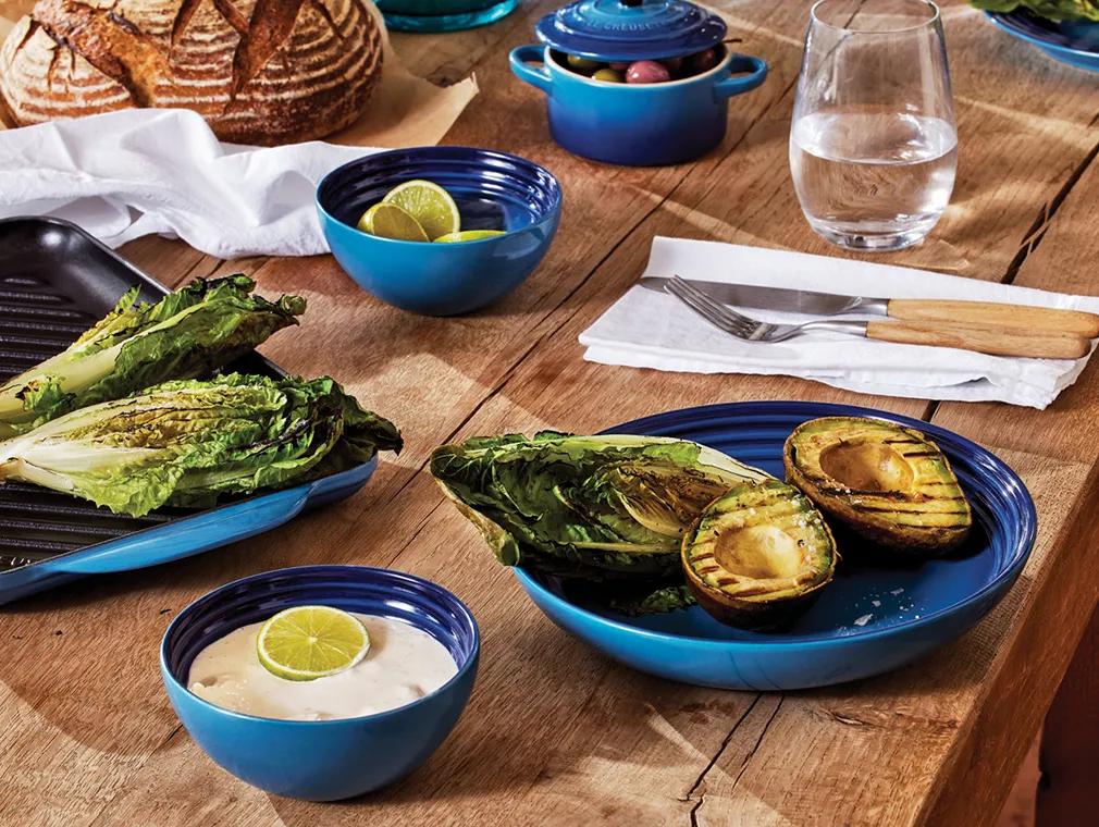 Grillad roman- och avokadosallad med crème fraiche-dressing