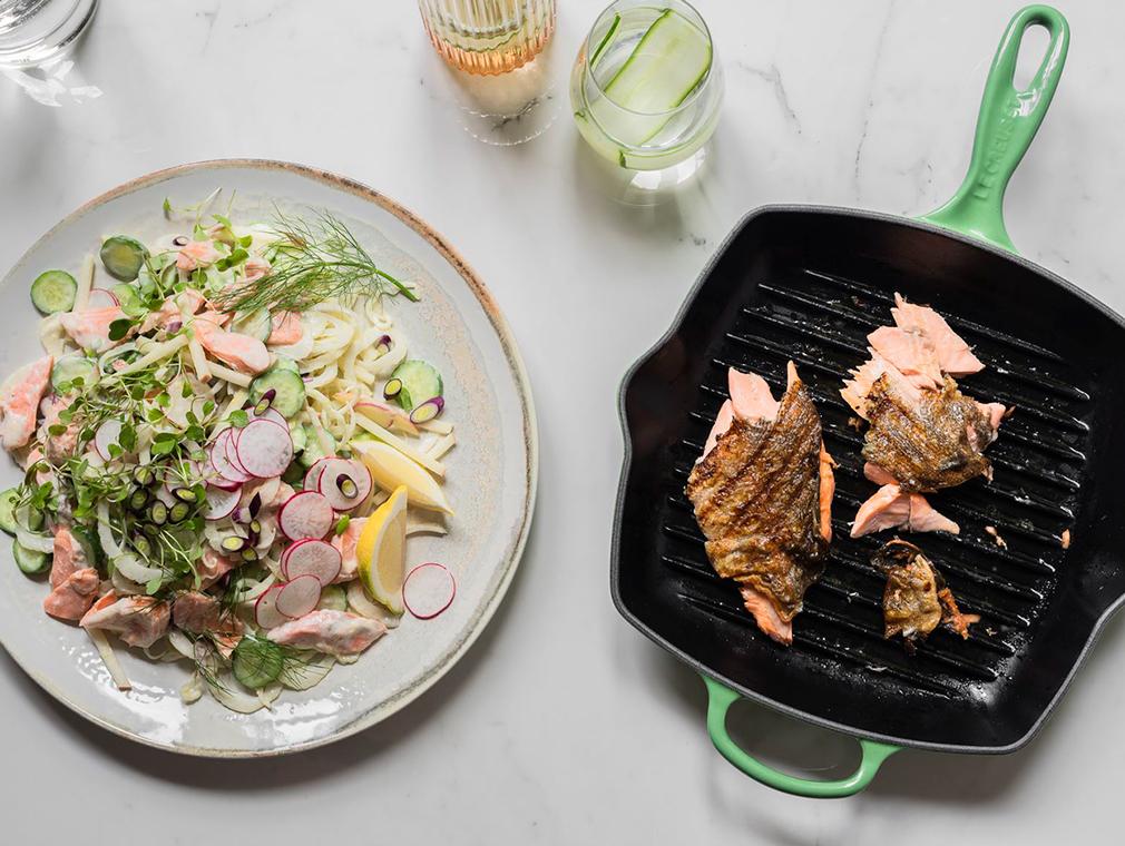 Stekt öring med gurk- och äppelsallad