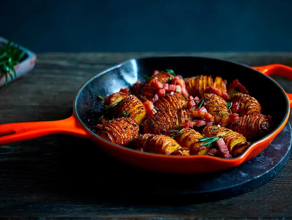Hasselbackspotatis i stekpanna med rökt havssalt och knaprigt bacon