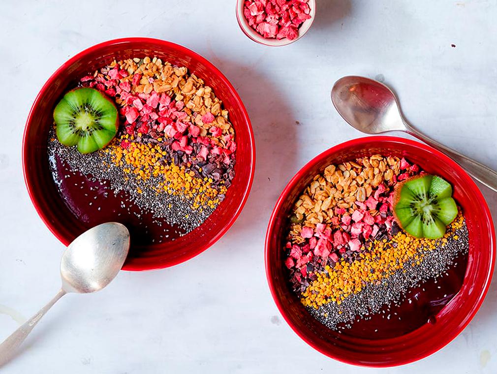 Acai bowl med färsk frukt