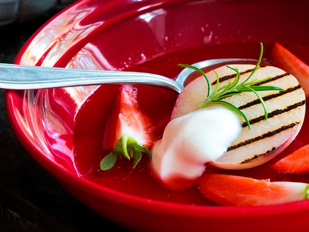 Rabarbersoppa med grillad persika, jordgubbar och yoghurt