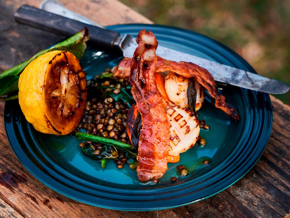 Stekta kammusslor med linssallad och spröd pancetta