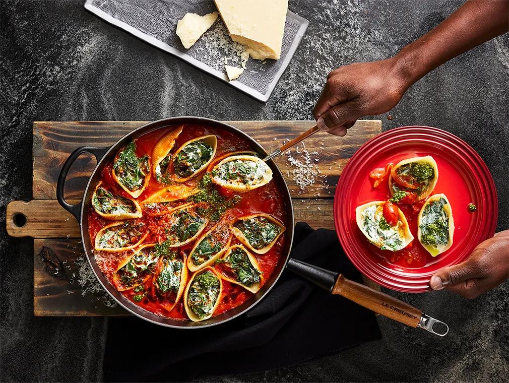 Fyllda pastaskal med kryddig tomatsås