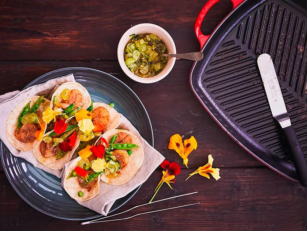 Grillade kammusslor och ärter i tacos