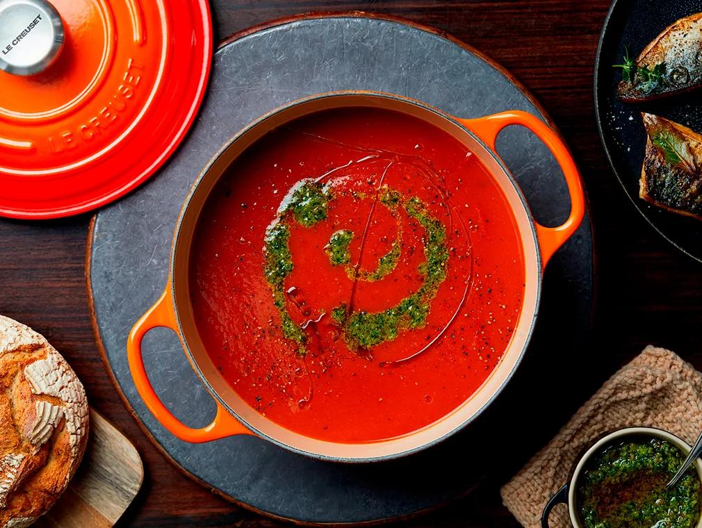 Mustig tomatsoppa med stekt makrill och basilikapesto