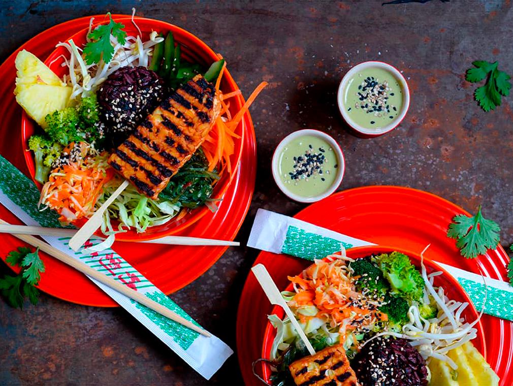 Vegansk poké bowl med wasabidressing och tempeh-spett