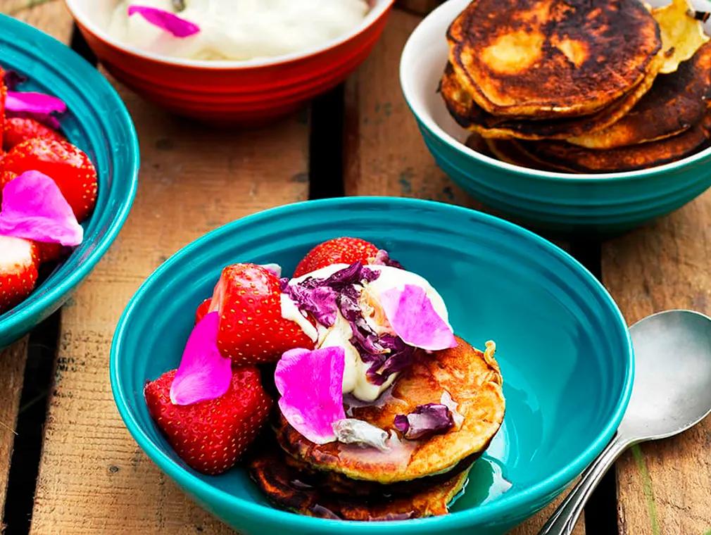 Pannkakor med jordgubbar och nyponrossirap
