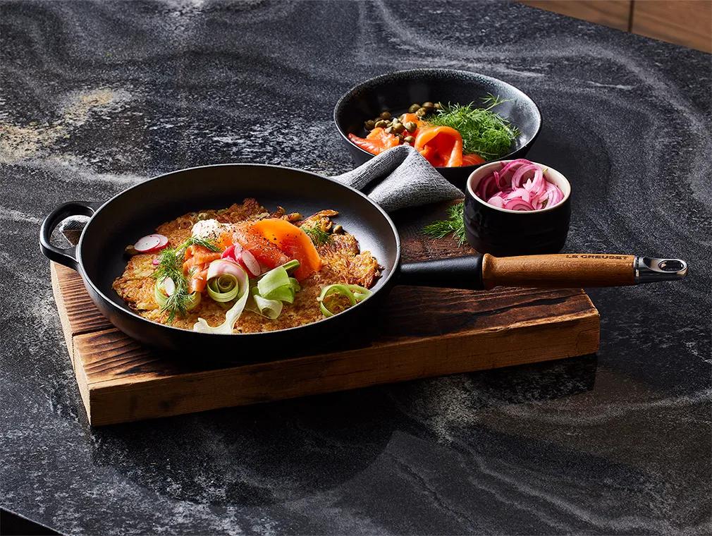 Rösti av sötpotatis med rökt lax och crème fraiche