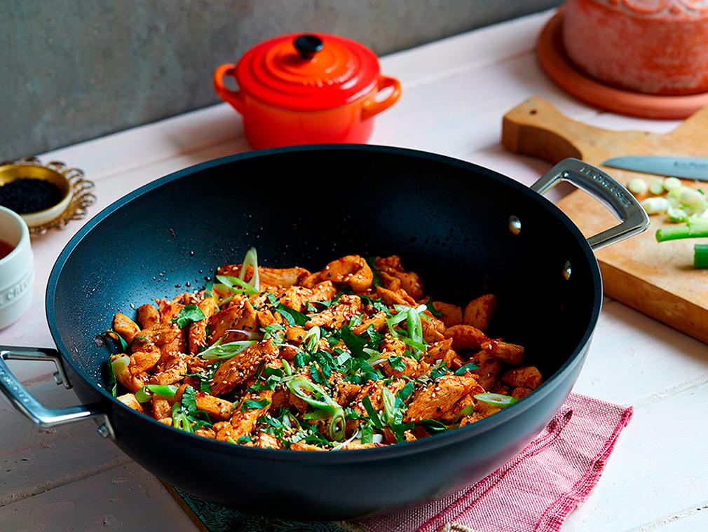 Glaserad chilikyckling med rostade sesamfrön och salladslök