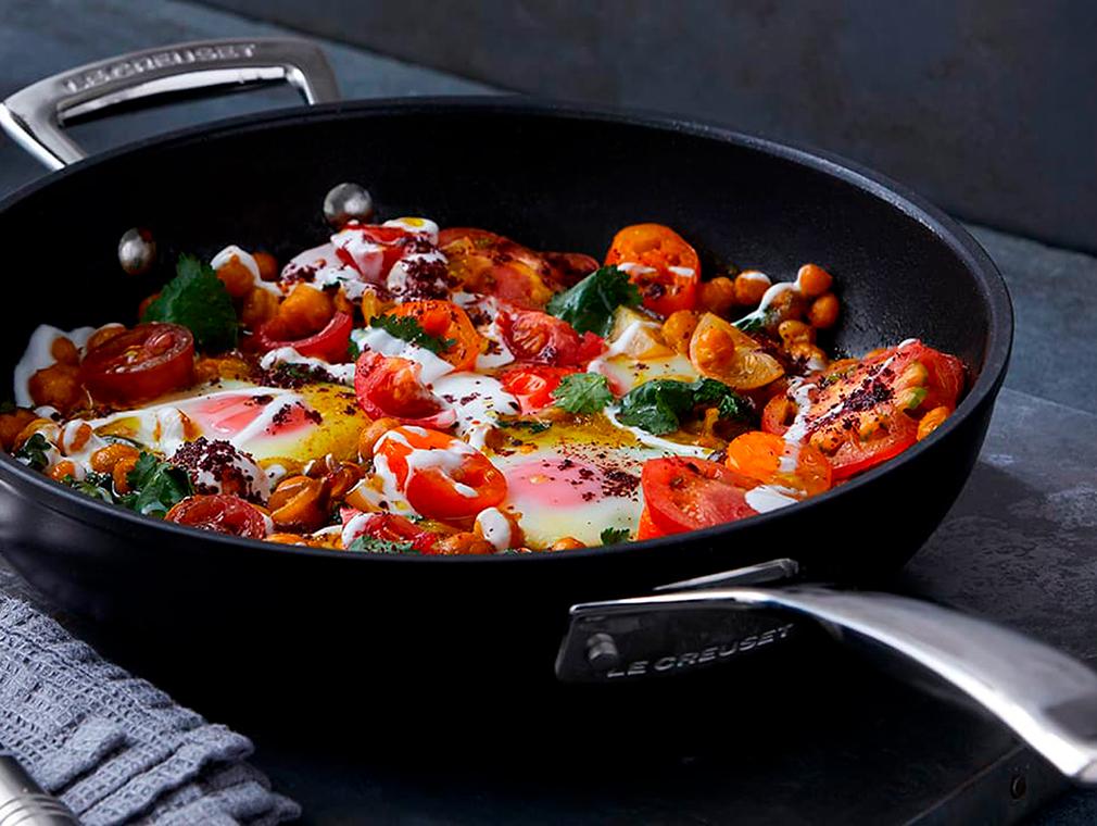 Kikärter, tomater och saffransbakade ägg