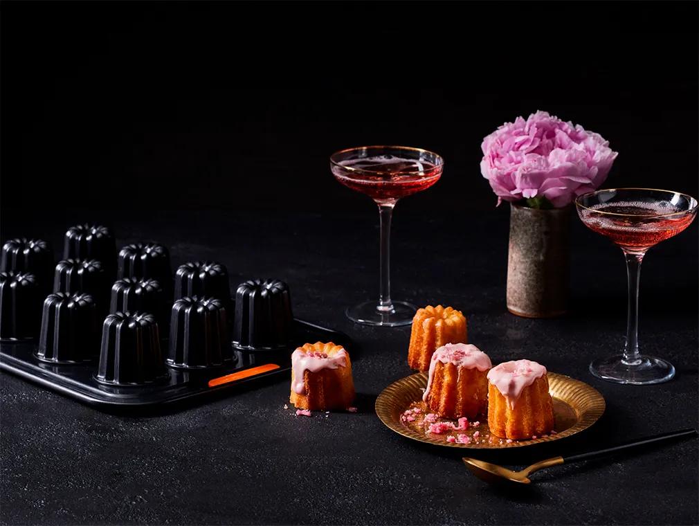 Cannelé med mandelmjölk och rosa choklad