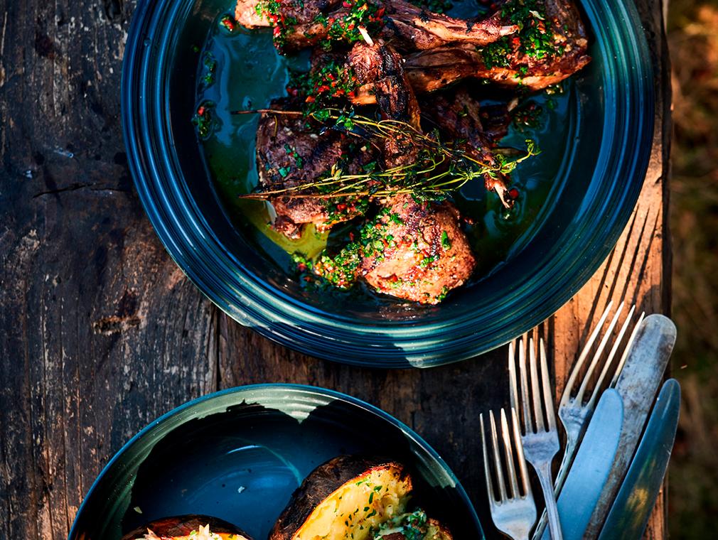 Grillade dovhjortskotletter med glödbakad potatis och karljohansmör
