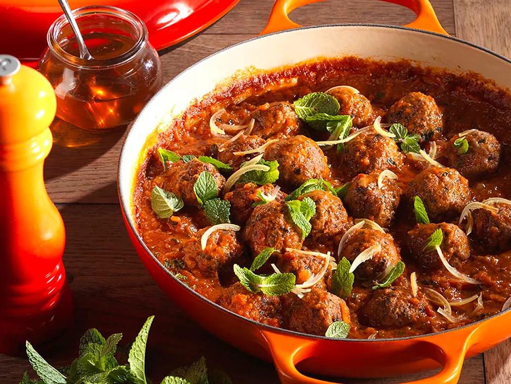 Köttbullar med lamm och mynta i tomatsås med smak av chermoula