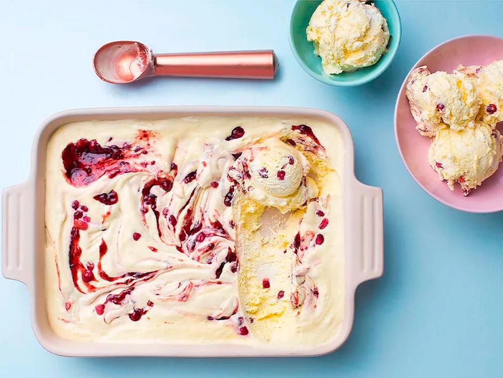 Glassdessert “Semifreddo” med jordgubbar och granatäpple