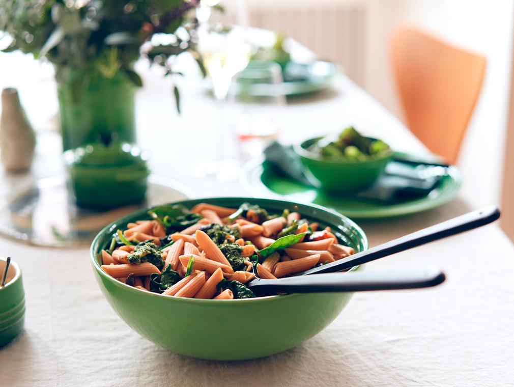 Pastasallad med pesto av morotstoppar