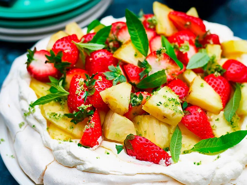 Pavlova med citronverbena, jordgubbar och grillad ananas