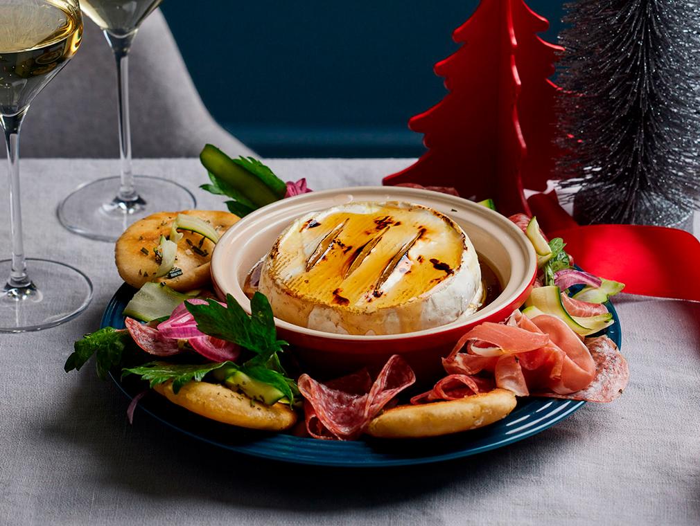 Antipasti-krans med bakad camembert