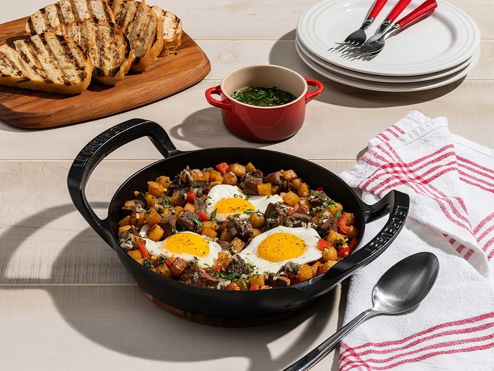 Frukostpytt i panna med nötkött, potatis och ägg