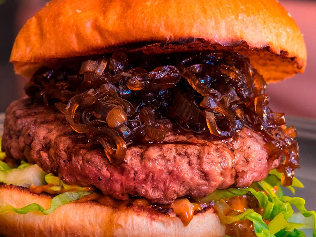Grov hamburgare med whiskykaramelliserad lök och harissamajonnäs