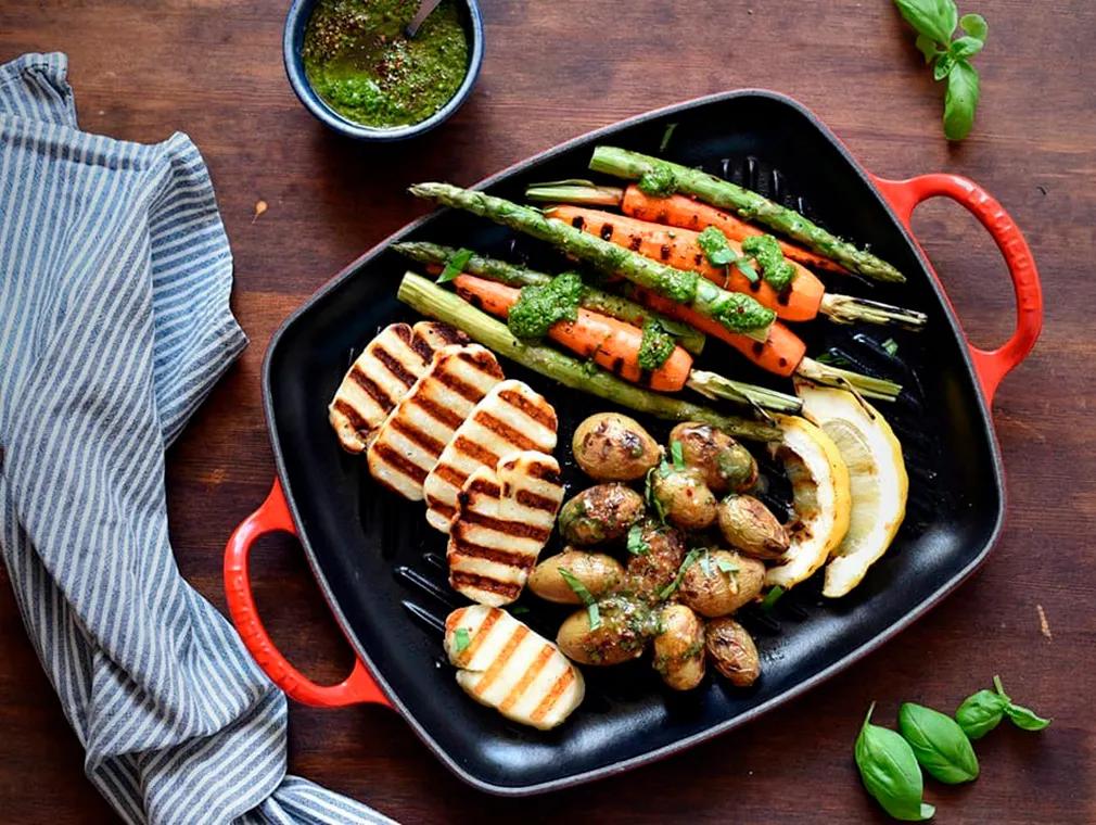 Grillad halloumi med hemlagad pesto, senapspotatis och grönsaker
