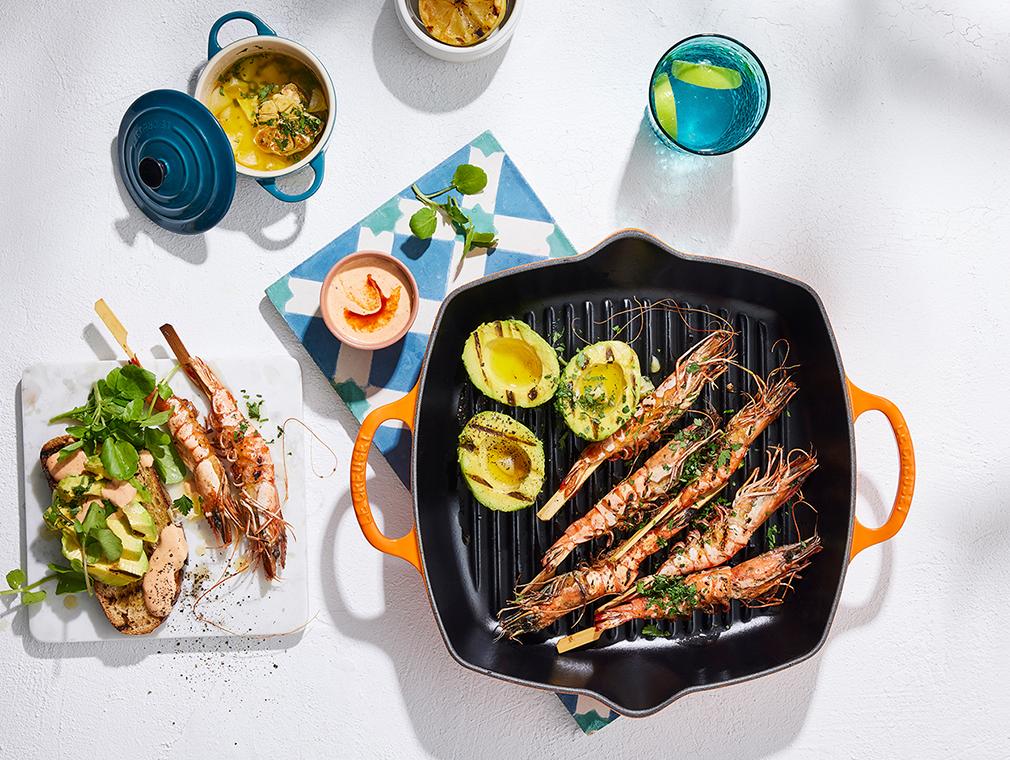 Grillade räkor och avokado på surdegsbröd