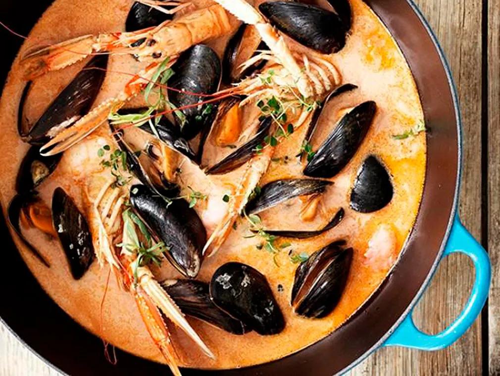 Bouillabaisse med brödkutonger och rouille