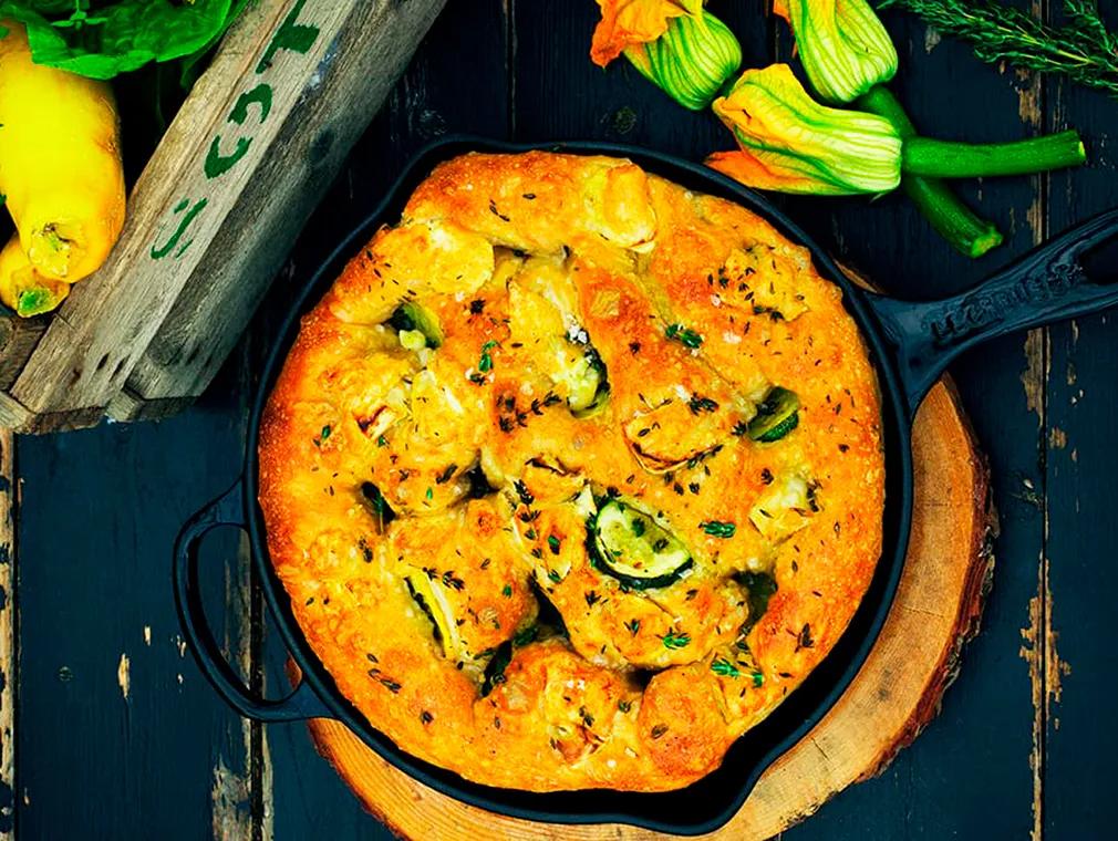 Zucchinibröd i gjutjärnspanna