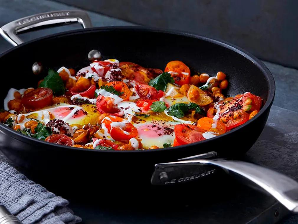 Kikärter, tomater och saffransbakade ägg
