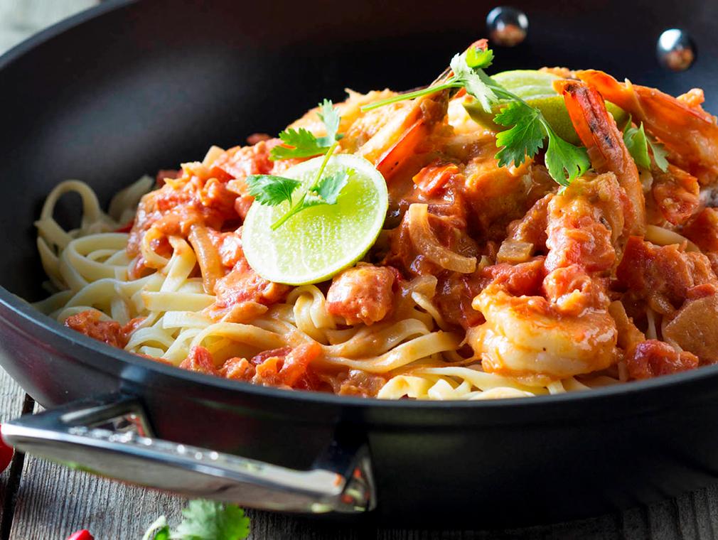 Chilitomatsås med räkor och färsk pasta
