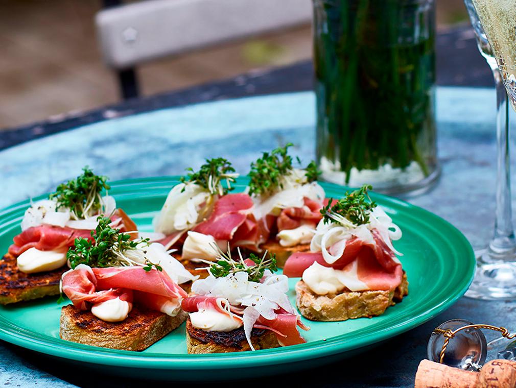 Grillat bröd med skinka och inlagd fänkål