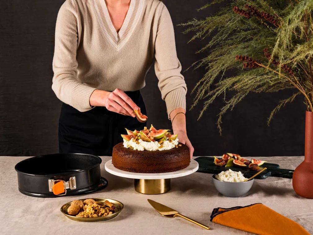 Honungskaka med mascarpone, fikon och valnötter