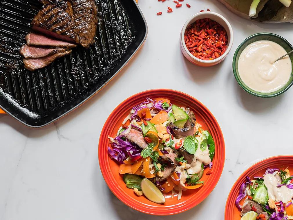 Asiatisk biffsallad med cashewnötsdressing