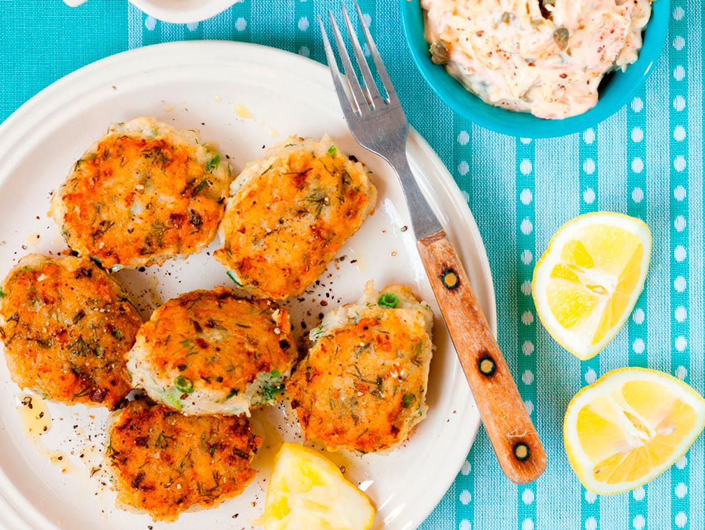 Fiskbullar med rå remoulad och färskpotatis