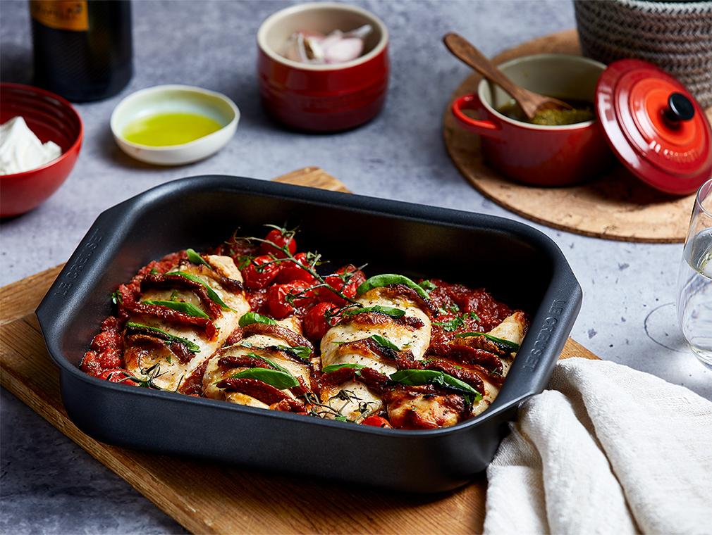 Hasselbackskyckling med mozzarella och pesto i stark tomatsås
