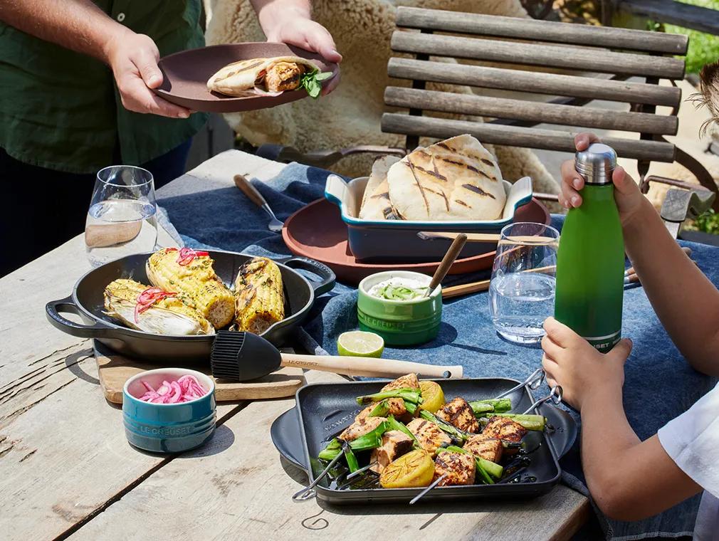 Grillade lax- och vårlöksspett med pitabröd