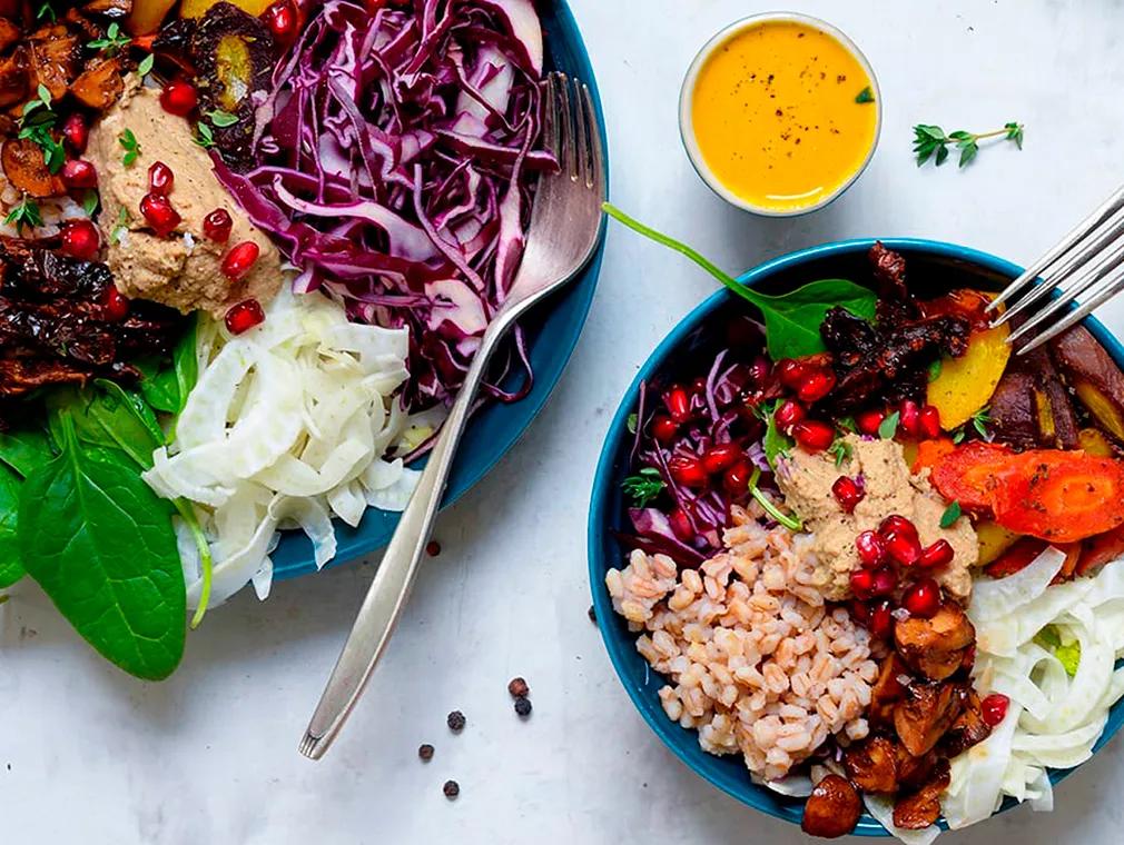Buddha bowl med gurkmeja-/apelsindressing