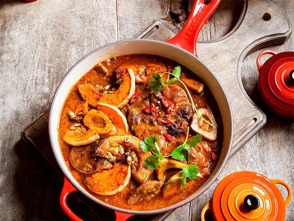 Gryta med miso, biff och brynt smör serverat med ingefära och ugnsrostad butternut-pumpa