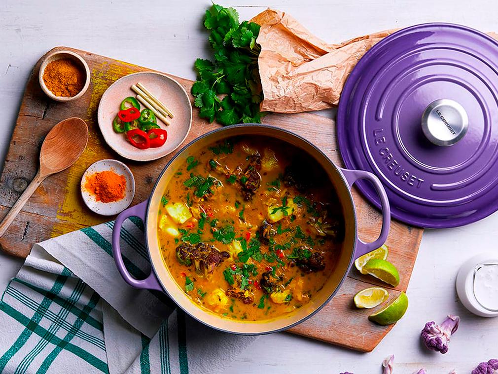 Krämig currysås med fisk och lila blomkål