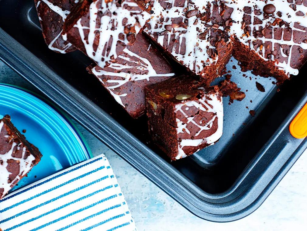 Chokladkaka med kaffe och nötter