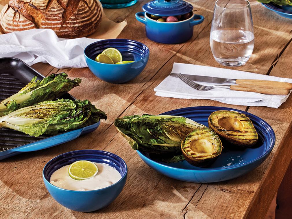 Grillad roman- och avokadosallad med crème fraiche-dressing