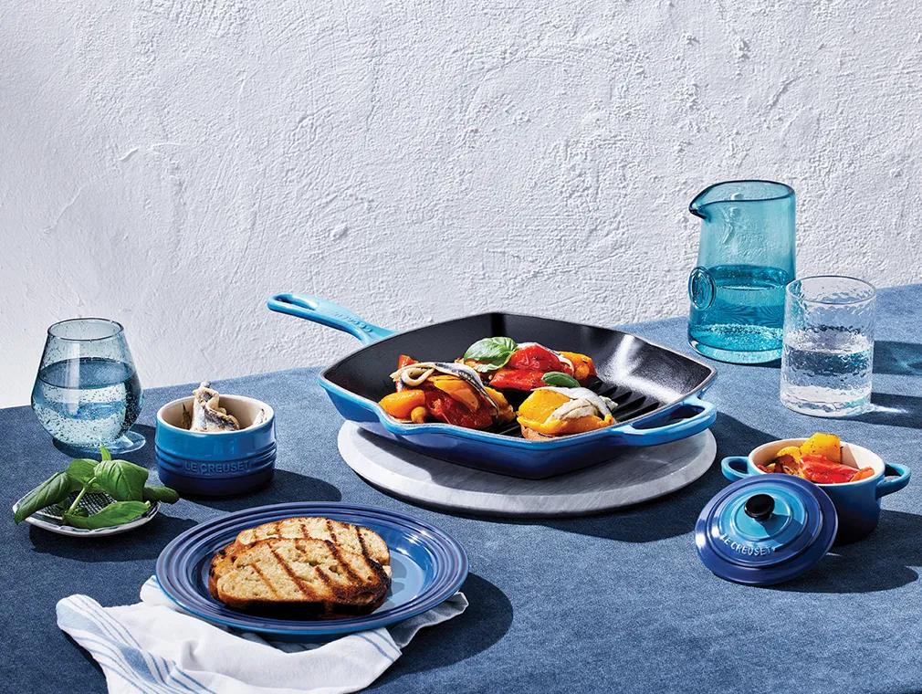 Bakad marinerad paprika på vitlöksrostat bröd