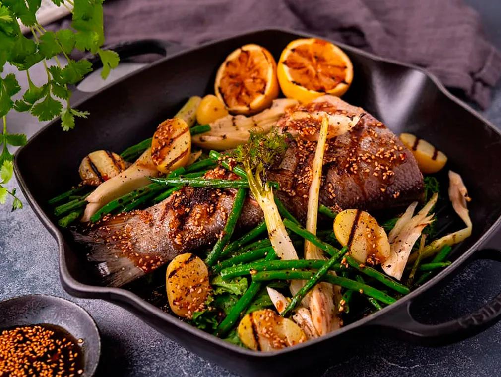 Grillad fisk med gröna bönor, fänkål, grönkål och små potatisar
