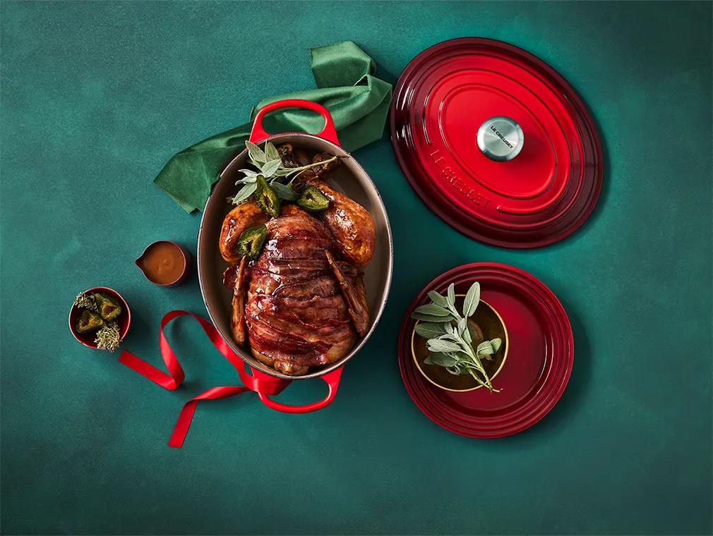 Ugnsrostad kalkon täckt med en glaze av konserverade gröna fikon och bacon