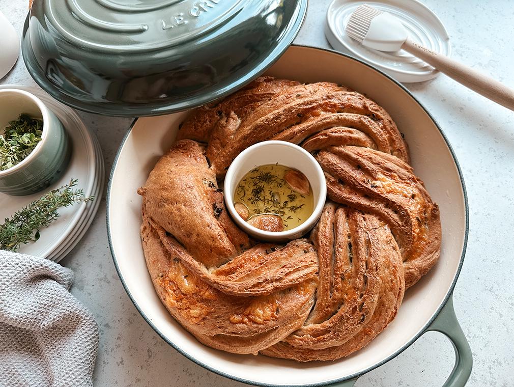 Glutenfritt flätat bröd med timjan och cheddar